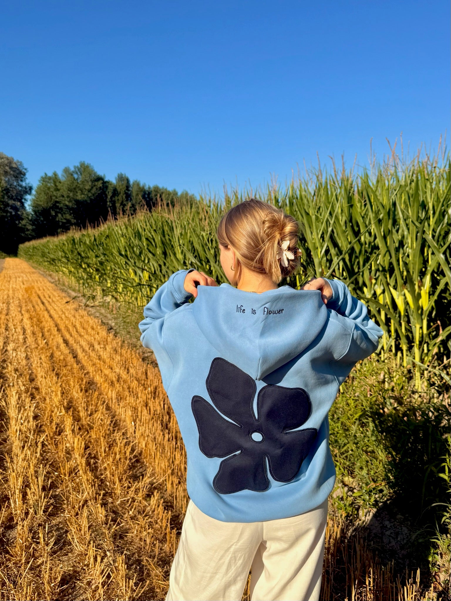 Sweat Rits Geborduurd "Life is Flower" - Pacifisch Blauw
